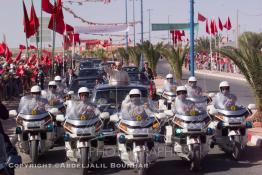 Image du Maroc Professionnelle de  Arrivée de SM le Roi Mohammed VI à Smara, Vendredi 30 novembre 2001. Le Roi du Maroc entame une nouvelle visite historique dans les provinces du sud du Maroc comprenant. (Photo / Abdeljalil Bounhar) 